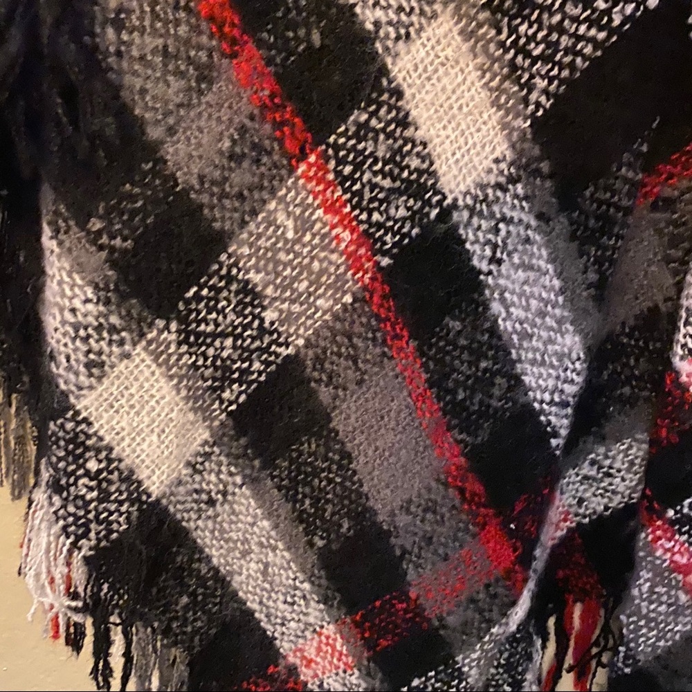 Soft patterned Poncho - Picture 3 of 6